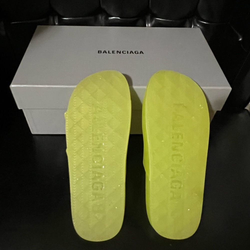 BALENCIAGA
Technical Polyurethane
Mallorca Slide Sandals
38 Fluo Yellow - Picture 11 of 12